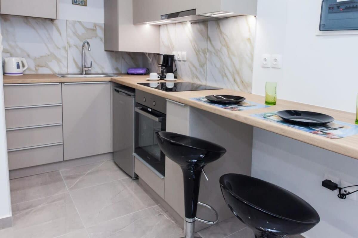 Brand New Urban Getaway Next To Megaro Mousikis Apartamento Atenas Exterior foto