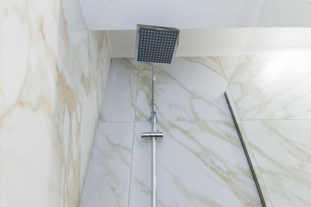 Brand New Urban Getaway Next To Megaro Mousikis Apartamento Atenas Exterior foto