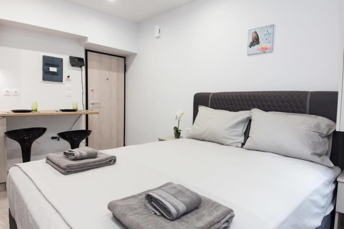 Brand New Urban Getaway Next To Megaro Mousikis Apartamento Atenas Exterior foto
