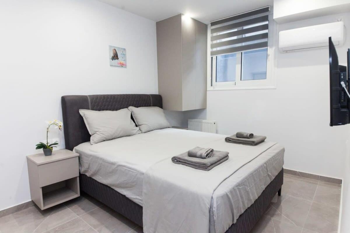 Brand New Urban Getaway Next To Megaro Mousikis Apartamento Atenas Exterior foto