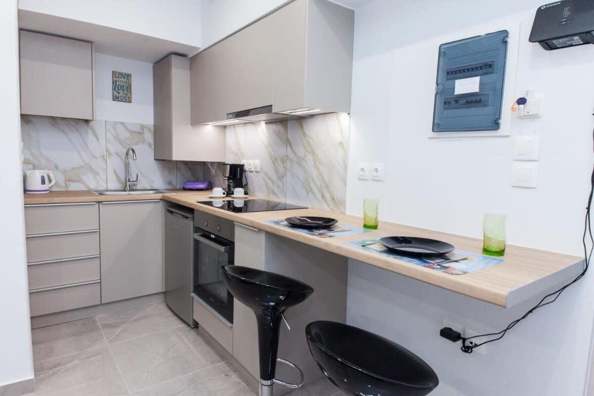 Brand New Urban Getaway Next To Megaro Mousikis Apartamento Atenas Exterior foto