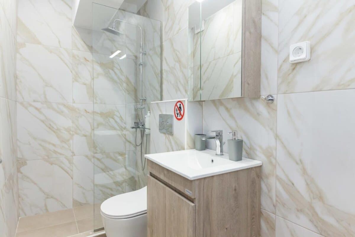 Brand New Urban Getaway Next To Megaro Mousikis Apartamento Atenas Exterior foto
