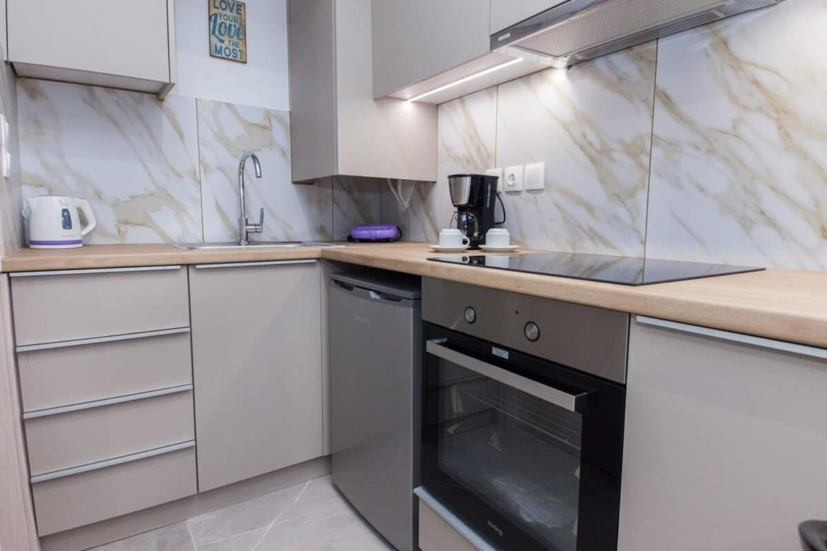 Brand New Urban Getaway Next To Megaro Mousikis Apartamento Atenas Exterior foto