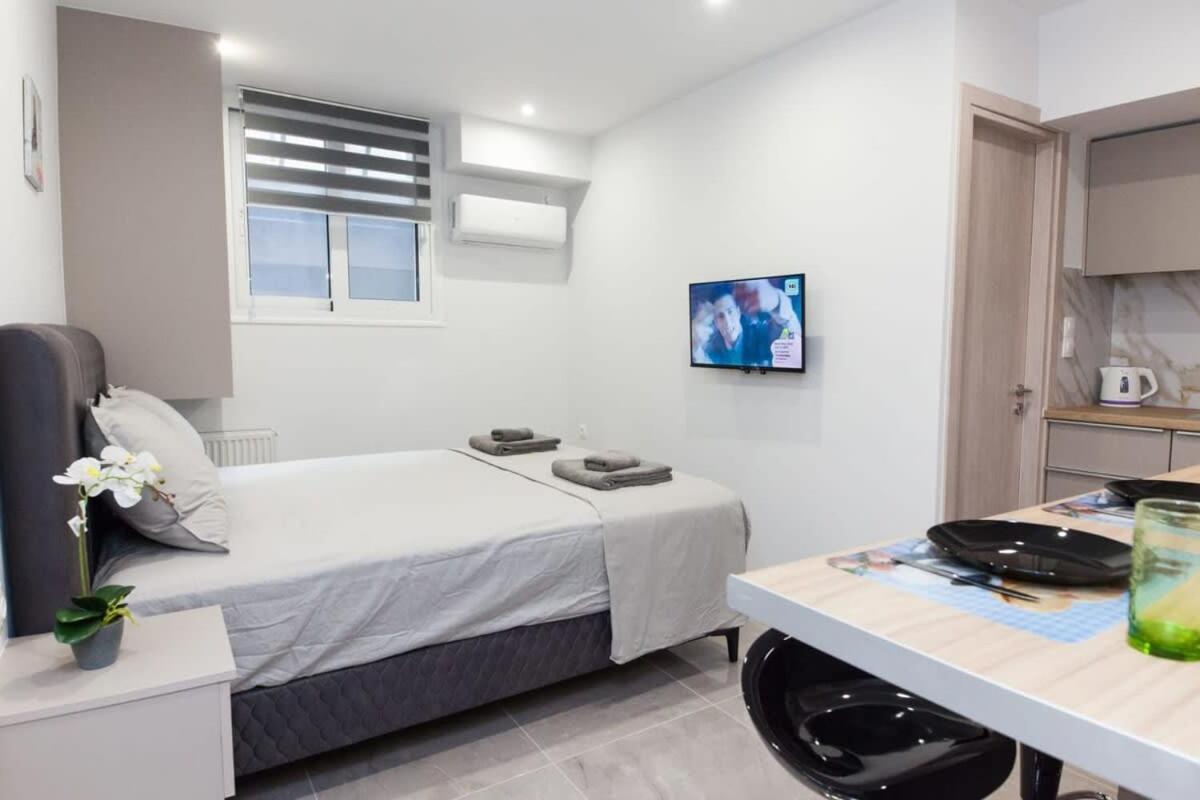 Brand New Urban Getaway Next To Megaro Mousikis Apartamento Atenas Exterior foto