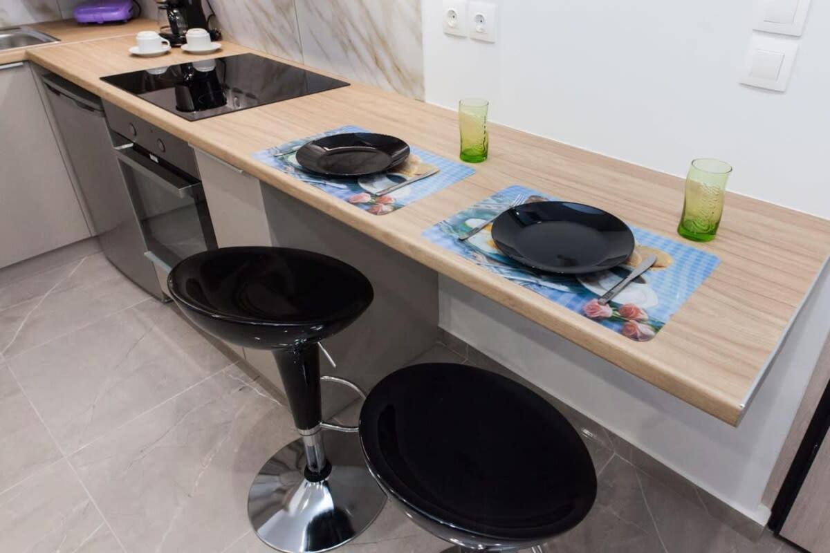 Brand New Urban Getaway Next To Megaro Mousikis Apartamento Atenas Exterior foto